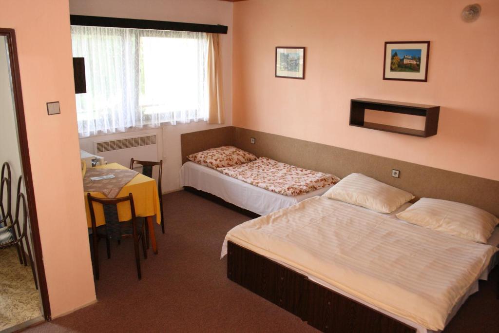 Bungalovy A Ubytovani Ratiborice- Zlic Česká Skalice Rum bild